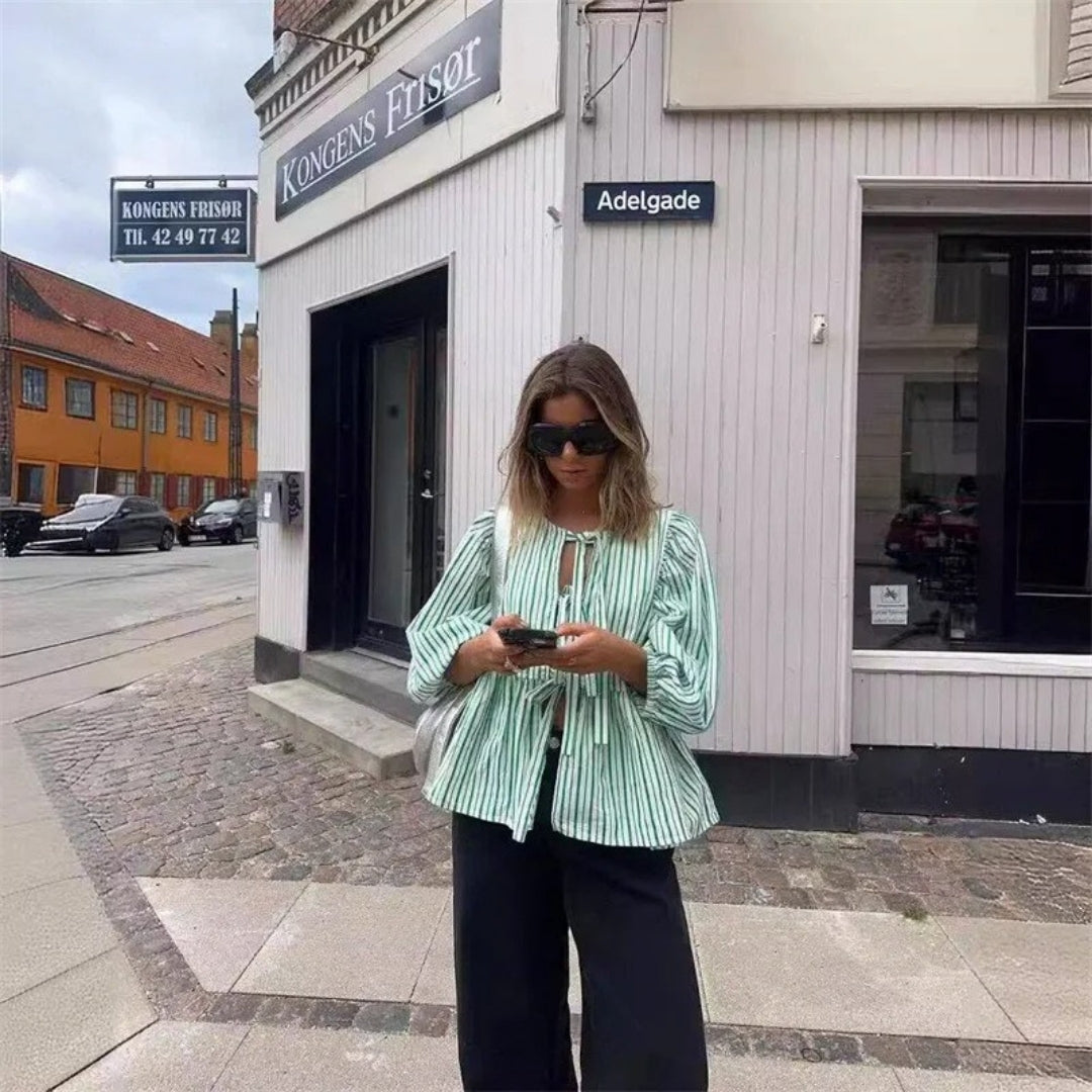 Chantal - Gestreifte Bluse mit Krawattenfront und Peplum