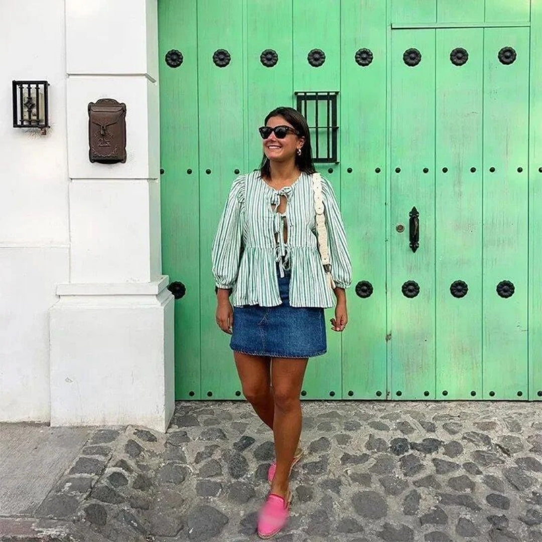 Chantal - Gestreifte Bluse mit Krawattenfront und Peplum