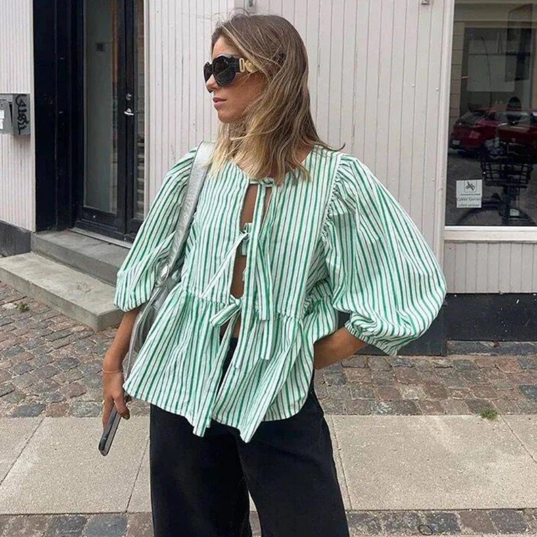 Chantal - Gestreifte Bluse mit Krawattenfront und Peplum